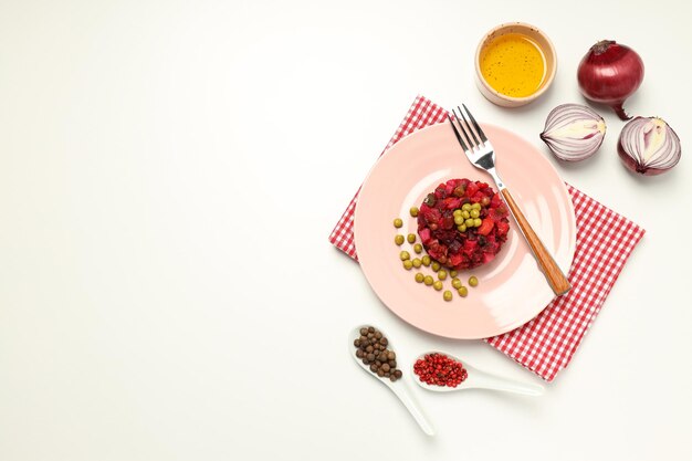 Kolacja w domu: talerz z kolorowym jedzeniem