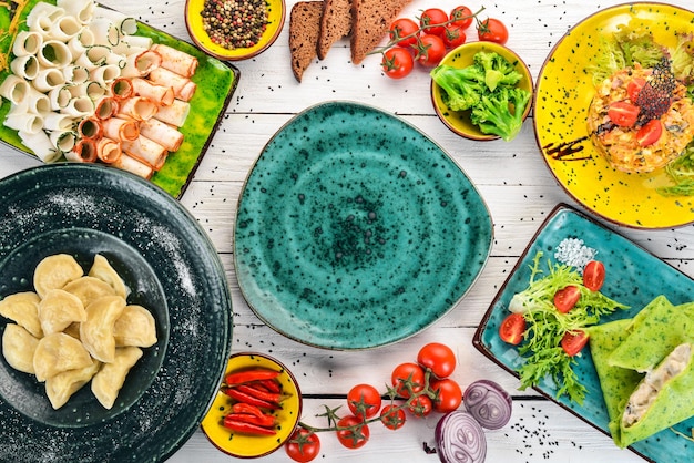 Kolorowe talerze z potrawami